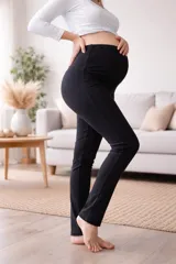 Calza larga maternal de algodón elastizado, con cintura ajustable y diseño ergonómico que se adapta a los cambios del cuerpo durante el embarazo y postparto.