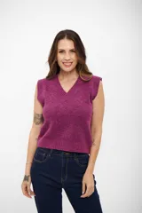 Chaleco de tejido de punto en color fucsia, con cuello en V y terminaciones acanaladas en cuello, sisa y ruedo.