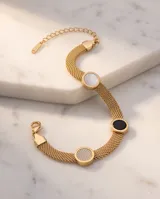 Pulsera de acero con baño de oro, diseño de cadena de malla flexible y tres dijes circulares decorados con nácar, ónix y circonias pavé.