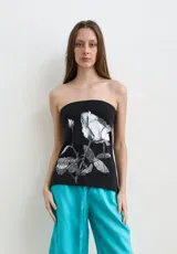 Top de algodón negro sin tirantes, estilo palabra de honor, con estampado frontal en blanco de una rosa.