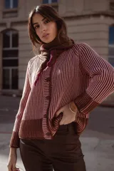 Saco de punto vanizado, tejido en dos colores con efecto bicolor a rayas verticales, cuello redondo, manga larga y cierre frontal con botones negros.