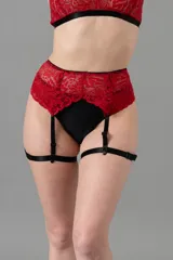 Portaligas ancho de puntilla elastizada roja con broche trasero y elásticos negros ajustables para las piernas.