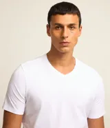 Remera básica de corte slim para hombre, de color blanco, con cuello en V y mangas cortas. Confeccionada en algodón peruano de alta suavidad y resistencia.