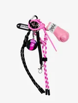 Llavero con dije de guante de boxeo rosa, pelota de baloncesto negra con detalles en rosa, cuerdas trenzadas en blanco y rosa, y negro.
