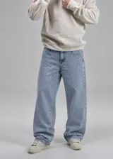 Jeans baggy de corte ancho y tiro medio, en tono azul claro con efecto acid wash. Presenta bolsillos delanteros diagonales estilo carpintero y perneras amplias con caída recta.