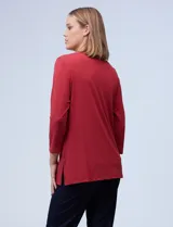 Blusa blanca de tejido elastizado marca Ruby Rd. Tiene escote redondo con aplique metálico y mangas 3/4.