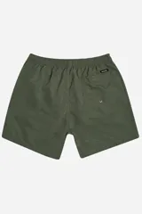 Short de baño color mostaza, de tela ligera y secado rápido, con cintura elástica y cordón de ajuste blanco. Posee bolsillos laterales y uno trasero, y un pequeño logo de goma en la parte inferior derecha.