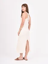 Vestido midi negro de corte recto, sin mangas y con cuello alto.