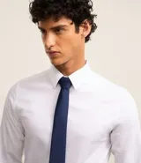 Corbata clásica de color gris oscuro con acabado satinado y textura sutil. Diseño elegante y versátil, ideal para eventos formales.