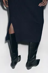 Falda midi de punto acanalado, color azul marino, de corte recto y cintura elástica.