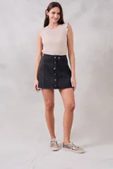 Musculosa color crudo de lurex, con cuello redondo y mangas con volados.