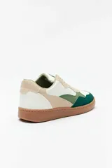 Championes deportivos Pdk modelo Andara, en combinación de colores blanco, verde, beige y suela de goma marrón.