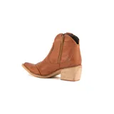 Bota tipo texana de caña baja en cuero color suela, con taco cuadrado de madera y cierre lateral. Presenta un diseño clásico con costuras visibles y detalle de animal print en la parte superior trasera.
