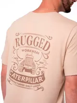 Remera de manga corta y cuello redondo color beige, con logo de la marca estampado en el pecho y etiqueta en el dobladillo.