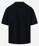 Remera oversize de manga corta color negro, confeccionada en algodón y poliéster.