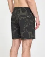 Short de baño Volcom modelo Abg Psyche Cotton Trunk 17, color verde militar con estampado estilo camuflado con motivos florales, cintura elástica con cordón ajustable negro y un parche redondo con logo en el dobladillo inferior.