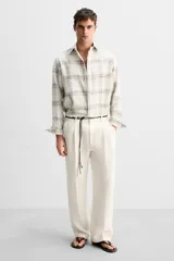 Sandalia de hombre con dos tiras anchas de piel en el empeine y plantilla de piel. Suela plana a tono.