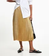 Falda midi plisada color dorado, de crepé satinado, con cierre lateral.