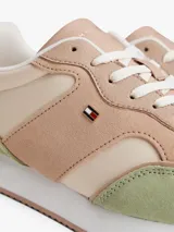 Zapatillas de estilo retro running con paneles de ante en tonos beige, rosa y verde. Presentan cierre con cordones, suela de EVA blanca y el monograma TH en el lateral.
