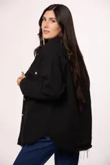 Sobrecamisa de jean color marrón, con cierre frontal de botones metálicos, bolsillos frontales con solapa y ruedo deshilachado.
