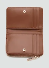 Billetera pequeña tipo monedero de color tostado con textura trenzada, detalles en material sintético marrón y cierre de cremallera superior.
