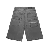 Bermuda de jean estilo baggy en color negro lavado, con corte holgado y largo por debajo de la rodilla. Presenta bolsillos traseros amplios con un bordado en hilo blanco.