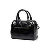 Cartera tipo baúl confeccionada en cuero negro con acabado brillante. Cuenta con dos manijas superiores, correa larga regulable y desmontable, detalles de cierres frontales verticales y herrajes metálicos plateados con el logo de la marca.