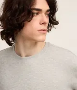 Remera de manga larga con cuello redondo y textura, de corte regular. Confeccionada en una mezcla de algodón, poliéster y viscosa.