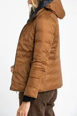 Campera acolchada negra con costuras horizontales, forro y capucha en color marrón claro. Cierre frontal y puños de tejido acanalado.