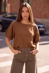 Blusa marrón de mangas cortas abullonadas, cuello redondo y diseño holgado.