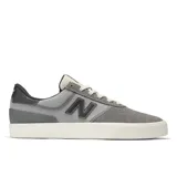 Championes de skate New Balance Numeric 272, color gris con detalles en negro y blanco. Capellada de gamuza y material sintético, plantilla Ortholite y suela de goma flexible.