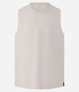 Musculosa básica de hombre, color blanco, con cuello redondo, sin mangas y pequeña etiqueta aplicada en el bajo.