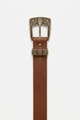 Cinturón de cuero marrón con hebilla metálica de estilo western con grabados ornamentales.