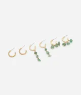 Set de tres pares de aros dorados: un par de aros tipo argolla con textura trenzada, un par de aros con colgantes de piedras verdes irregulares y un par de aros con tres piedras verdes cada uno.