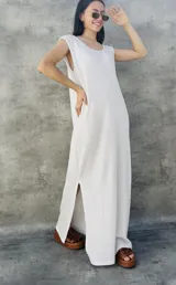 Vestido largo color beige, de tejido waffle con lurex, corte recto y sin mangas.