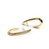 Par de aros dorados grandes, que simulan argollas. Con pasante y fru fru. De diseño ovalado, inflado y liso.