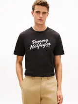 Remera de manga corta negra Tommy Hilfiger, con cuello redondo y logo gráfico script bordado en el pecho.