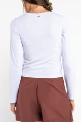 Remera negra de manga larga, con cuello redondo y tejido acanalado, de corte ajustado al cuerpo.