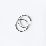 Aros tipo argolla de diseño minimalista, fabricados en plata 925 con acabado pulido.