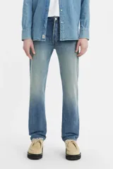 Jean Levi's 501 Original Button Fly Misty Lake, color azul claro con efecto degradado. Presenta cierre de botones, cinco bolsillos y corte recto.