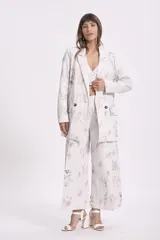 Blazer de corte clásico con estampado artístico. Tiene solapas de muesca, cierre frontal con dos botones, bolsillos con solapa y mangas largas.