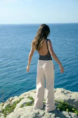 Pantalón oxford color nude de lino y rayón, con cintura elastizada, tiro alto y bolsillos laterales.