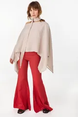 Pantalón oxford color negro, confeccionado en lino italiano, de talle medio con diseño ajustado en la parte superior y silueta acampanada en la parte inferior.