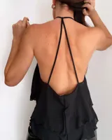 Blusa roja con espalda descubierta y tirantes finos.