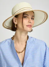 Sombrero de ala ancha color marfil con detalles de líneas en tono tostado en la copa y en el borde.