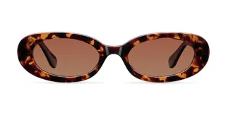 Lentes de sol modelo Lua con montura ovalada y estilizada de diseño retro. Presentan un marco con patrón de carey en tonos marrones y lentes polarizadas de color marrón con protección UV400.