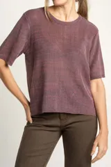 Top tejido color berenjena con textura acanalada, de poliéster y corte al cuerpo.