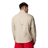Camisa de manga larga Columbia modelo Tamiami II, color beige, confeccionada en tejido ripstop ultraligero con tecnología Omni-Wick y protección solar Omni-Shade UPF 40. Presenta cuello con botones, dos bolsillos frontales con solapa, mangas arremangables y aberturas de ventilación con malla en la espalda.