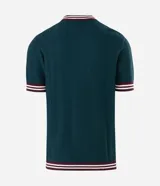 Polo de manga corta en punto texturizado de color verde oscuro, con cuello y puños ribeteados en bordó y blanco con rayas. Cuenta con cierre frontal parcial de botones.