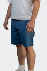 Bermuda de jean azul con bolsillos laterales y traseros, y bolsillo adicional en la pierna derecha.